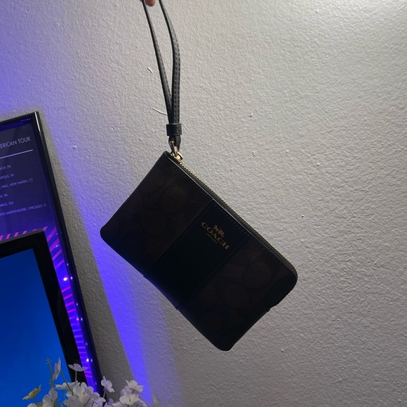 Coach wristlet in classic print - Picture 4 of 5